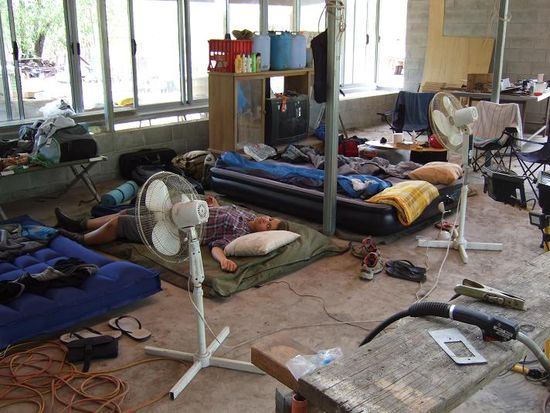 schlafzimmer, um ein vollstaendiges bild zu erhalten fuege man bitte ca 12 huehner und mindestens einen riesenhund ein