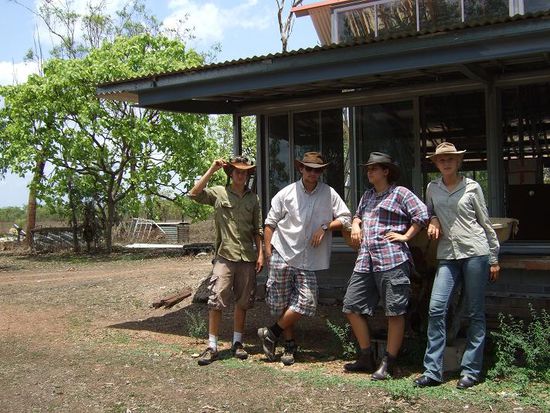 scharfe farmeroutfits zum schutz vor sonne und sap, v.l.: cletus, hank, peggylou und brandene