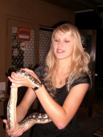 frau schlangenbeschwoererin in alice springt