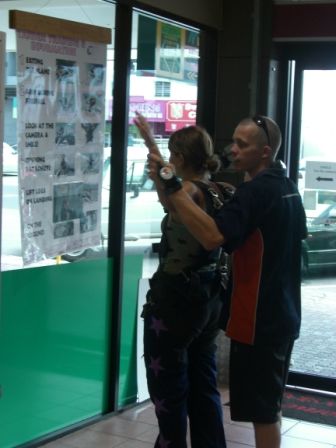 jetzt wirds ernst - mein instructor reese zeigt mir wann und wie ich meine arme ausbreiten soll. man beachte meine unglaublich scharfe hose!