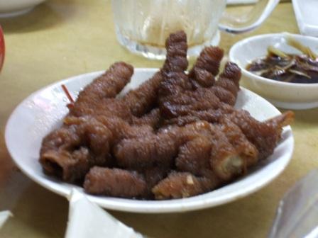 Chicken Feet -> Braun angelaufenes Fett auf Knochen. Schmeckt so wie es aussieht.