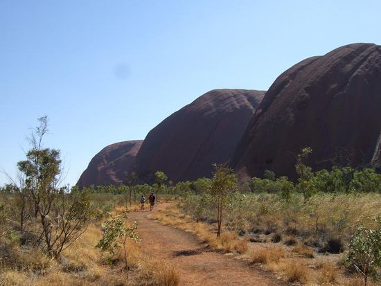 drei heilige Steinchen mitten in der Wueste - Kata Tjuta