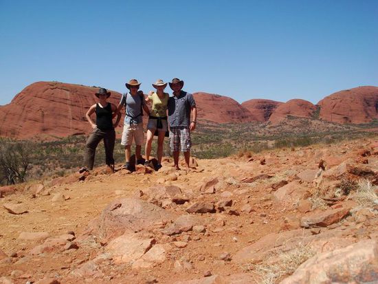 Kata Tjuta- Man beachte die nette, vollbusige Dame zwischen Anna und Claudi!