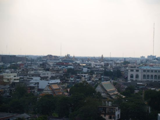 Blick auf Wat Phra Kaew, Wat Pho und Wat Arun sowie diverse andere Wats.
In Bangkok gibt es übrigens über 400 Wats