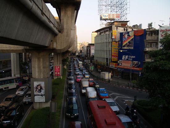 Die Rama I Road. 
Noch ist der Verkehr gar nicht so schlimm, die Rush Hour setzt gerade erst ein