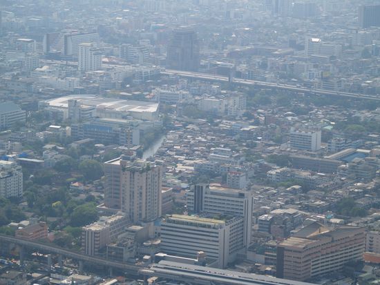 Gut zu erkennen: Der Smog
Weniger gut zu erkennen: Bangkok