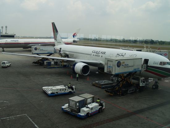 Gulf Air Boeing 767 für den weiterflug nach Kuala Lumpur