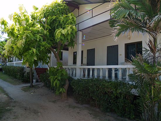 Mein neuer Bungalow.
Hinter der linken Tür war mein "zuhause"