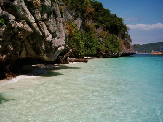 Am Monkey Beach. Alle anderen Touristen auf dem Boot hingen auf der anderen Seite des Speedbootes, brachten es dabei fast zum Kentern, und versuchten Affen zu sehen. Denen war es aber zu Heiss und deshalb liessen sie sich nicht Blicken. Hinterher waren alle enttäuscht. Nur ich habe "Affen" gesehen