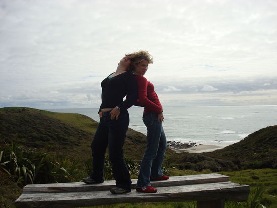 Elke und ich posen fuer Cosmopolitan...also wir wissen jetzt was wir machen wenn wir zureuckkommen!