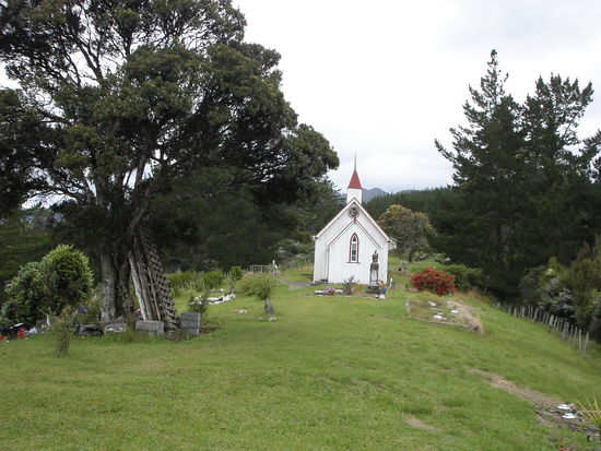 Ein Friedhof auf dem Weg nach Mangonui...hier sieht man den Tod wohl etwas anders: ein Grab war beispielsweise mit Bierflaschen dekoriert...interessant!