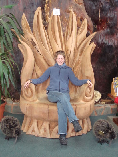 Ich endlich auf einem angemessenen Thron...ohne grosse Worte werde ich dieses Bild wirken lassen  (in einem Kaurishop auf dem Weg zum Cape Reinga)