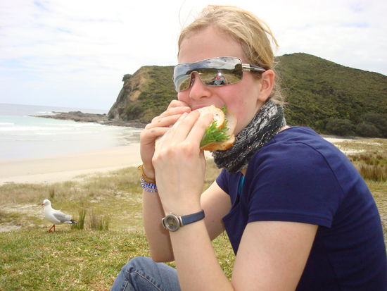 Moni haut rein...bei der Umgebung macht ein Mittagspicknick ja auch gleich doppelt so viel Spass!