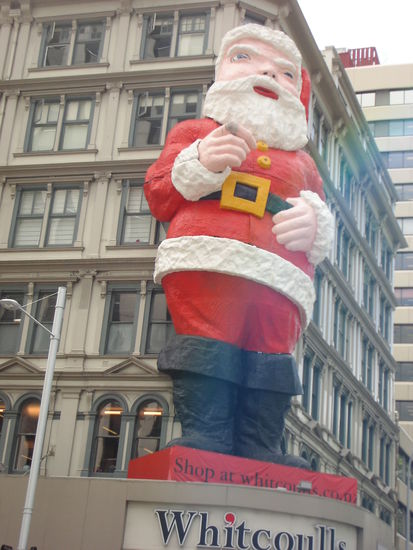In Auckland versuchte man schon vergeblich Weihnachtsstimmung zu verbreiten...seltsam, irgendwie sieht der Weihnachtsmann asiatisch aus...warum bloss?