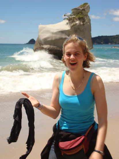 Moni verliert ihr T-shirt in den Fluten und sie merkts nicht mal als es von den Wellen davon getragen wird...han ma nommo gelacht!