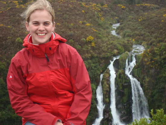 Moni vor dem altbekannten Wasserfall auf dem Weg nach Taupo!