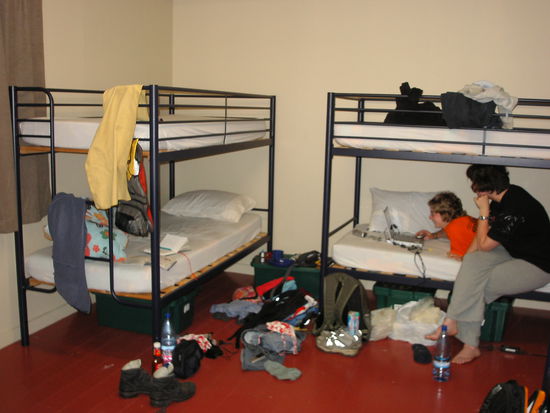 Wir im Hostelzimmer erfreuen uns an unseren Schnappschuessen