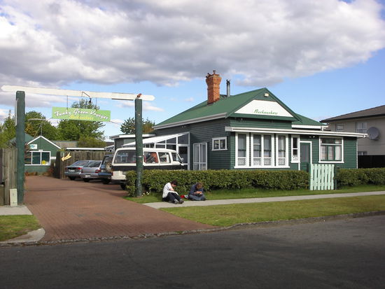 Unser Hostel und wir wartend davor