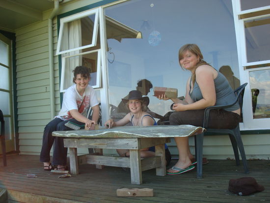 Britta is als Verstaerkung schon da und wir machen uns fleissig an die Arbeit