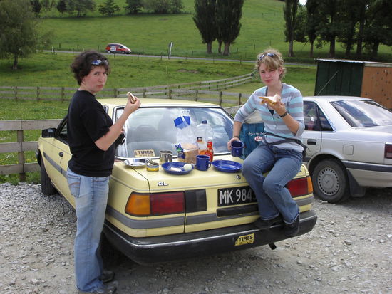 Vorher noch schnell wat essen...sind uebrigens mit Pennys Auto gefahren, unser Van hatte ja mal ne Pause verdient...spaeter haben wir dann erfahren, dass die Bremsen net mehr die besten sin...naja, hat ja alles geklappt,ne!