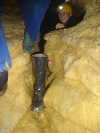 Da hilft auch sonst nix mehr, da muss mein Fuss raus und Paul, unser Fuehrer, muss meinen Stiefel und somit mich retten. (man beachte Grinseelke im Hintergrund..mir han ma wieder Traenen gelacht)