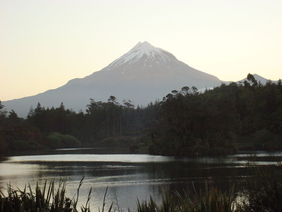 Trotzdem ist mein Motto ja: Ich hab en Auto um ueberall hinzufahren, wo ich hin will un deswegen haben mich die steigende Temperaturanzeige un auch die Protestschreie von Elki un Moni net davon abhalten koennen in diesen Park zu fahren um dieses Photo vom Mt. Egmont/Taranaki zu machen...