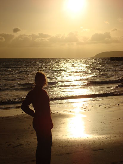 Das Meer un Moni direkt vor unserem Hostel...und aller Vanstress is vergessen!