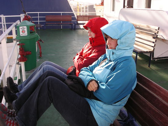 Wir, nach einer kurzen Nacht auf der windigen Faehre...