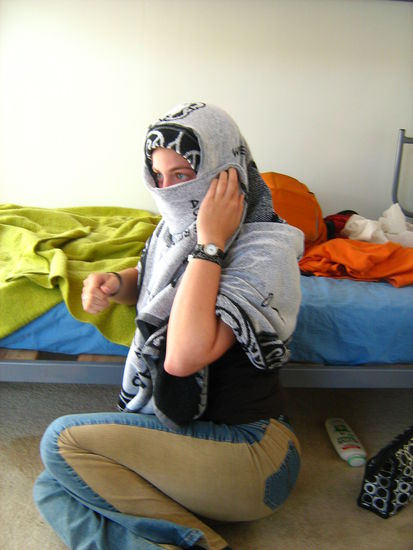 Ich als afgahnische Gefangene...Lon, erkennst du das Handtuch?!