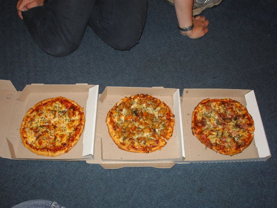 Nach einem anstraengenden Tag fuer unsere Baeuche goennten wir uns am Abend Pizza!