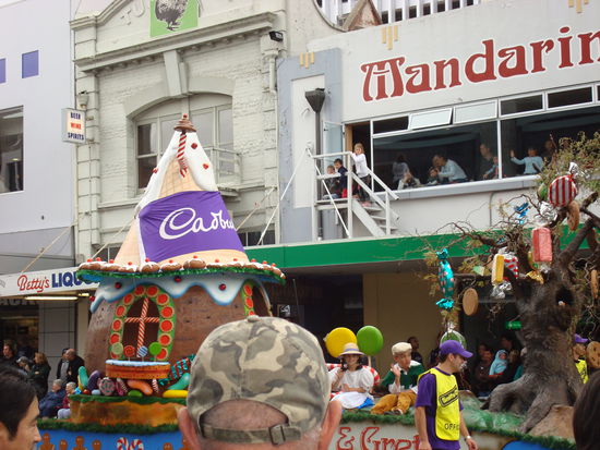 Auf dem Weg durch die Stadt begegnete uns dann eine Weihnachtsparade, die uns eher an Fastnacht als an Weihnachten erinnerte...