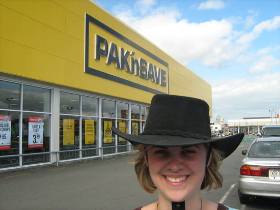 Moni mit neuergattertem Cowboyhut vor dem geliebten Pack'nSave...