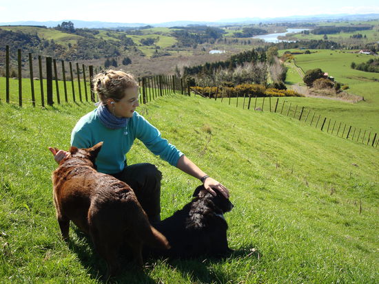 Ich und die Hunde (man beachte die traumhafte Aussicht im Hintergrund!)