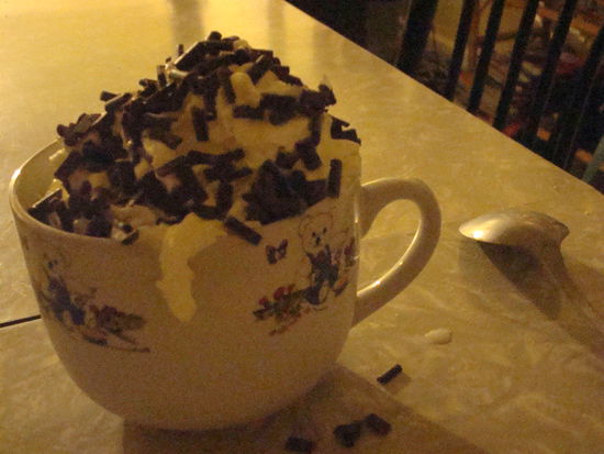 Mein Mitternachtssnack (unter dem Kilo Sahne is natuerlich Schokoeis - was sonst!) - perfekte Kombi mit den Filmen die ich geschickt bekommen hab - an dieser Stelle danke an alle, die mich so reich beschenkt haben!