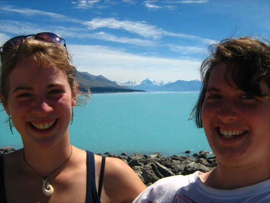 Lake Pukaki und Mount Cook im Hintergrund (das Wasser ist so geil milchig blau, da besondere Pigmente, die aufgrund besonderer Sedimentablagerungen, im Wasser enthalten sind und das Sonnenlicht spiegeln - ErkundeLK, Hihi!)