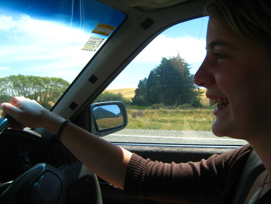 Ich lache zwar, doch ich bin leicht gestresst...Polly macht nicht was ich will, scheiss Automatik...dat Maedel schaltet net un so kriechen mir jeden Berg hoch...da stimmt doch ma wieder wat net...aber da kennen ma nix, wat sin muss muss sin, mir machen den Wesch frei!