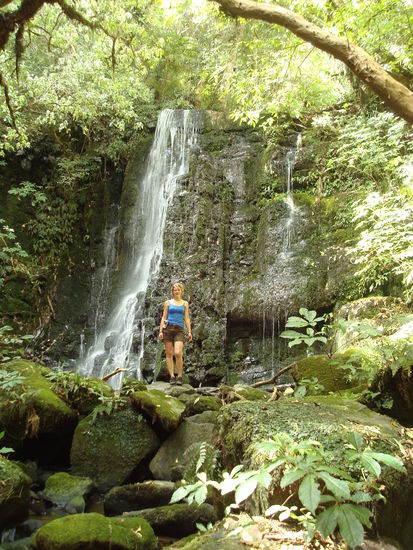 Wir besuchen mal wieder einen der zahlreichen Wasserfaelle auf dem Weg, hier die Matai Falls.