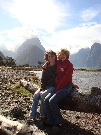 Da han ma uns strackgelacht, weil ich uff die Fress gefall bin als ich schnell int Bild rennen wollte bevor der Sebstausloeser losgeht...dann bietet sich en netter Typ (der dat ganze natuerlich beobachtet hat) an en Foto von uns zu machen, doch ich glaub der hat sich dann doch net so wohl gefuehlt, als ich einfach net uffhoeren konnt mich strackzulache...ach, wie gut, dass uns kein Schwein kennt...daran koennt ma sich gewoehnen!