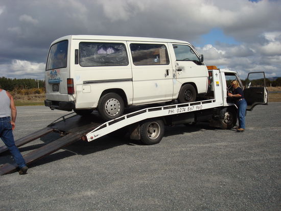 Sieht schon ziemlich abgefuckt aus, gell...ja un so wat kaufen mir! Aber uebrigens hat sich herausgestellt, dass Tamara wohl noch weniger Ahnung von Autos hat als wir, denn sie hat die km-Zahl falsch abgelesen: der hat nur ca 300.000 km, naja, anders waeren wir wohl nicht mal mehr aus Wellington rausgekommen!
