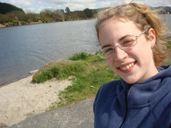 Ich am Fluss und diesmal fahren wir wirklich weiter nach Shekina und nicht in die naechste Werkstatt