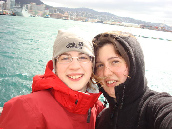 Elke und ich am Hafen von Wellington...sehr, sehr windig!