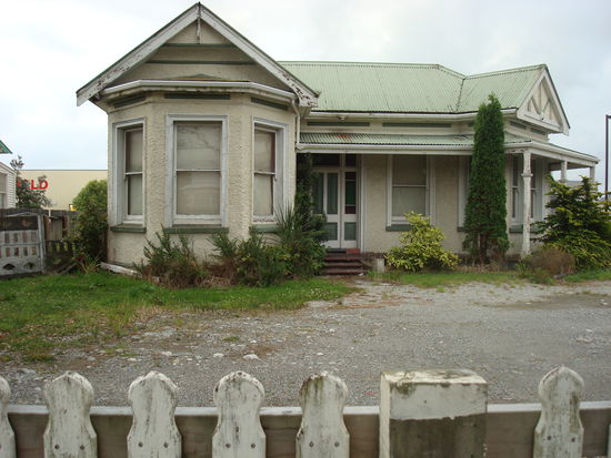 ja, dieses Haus spiegelt die Stimmung in diesem Oertchen wieder...