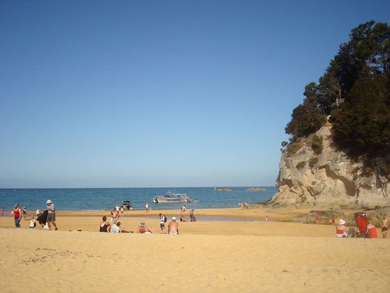 Ja, der Sand is wirklich knatschgelb un dat Meer tuerkis...Traumhaft (nur die Leute nerven...)
