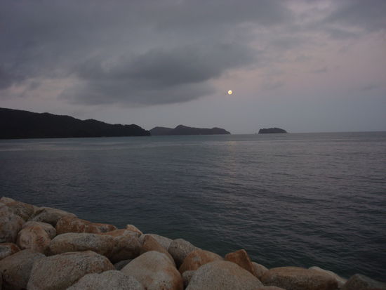 Hier sind wir geritten, natuerlich bei Ebbe...habe die Reitfotos leider noch net bekommen...aber war traumhaft, galoppieren am Strand, sogar mit Musik, der Typ, Harmony, war super!...ich zwar wie en Kartoffelsack uff em Pferd, aber en gluecklicher Kartoffelsack un dat is jo die Hauptsach!