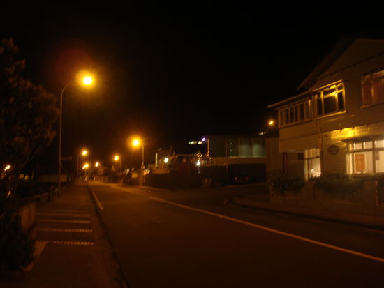 die Moana Lodge rechts und nicht zu sehen aber da: das Meer links