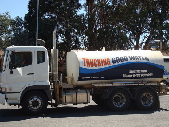 Hier wird Wasser wie bei uns Benzin geliefert...