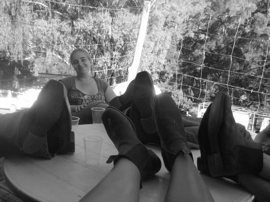 Eine Gruppe starker Frauen mit echten australischen Boots...