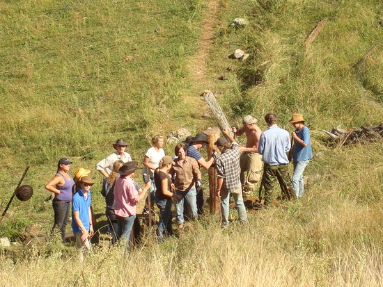 Der Fencing Tag - Zaun bauen - zu viele Leute an einem Platz, aber dafür etwas entspannter als manch andere Tage...