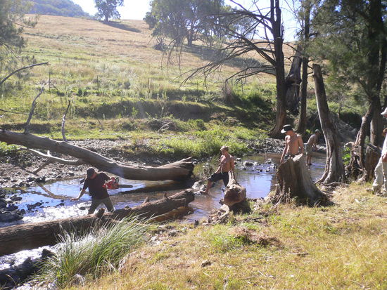 Beim Holz machen heißt's dann: Hemden weg, um ja die schön behaarte Brust zur Schau zu stellen (soweit denn schon ein paar Härchen sprießen...)