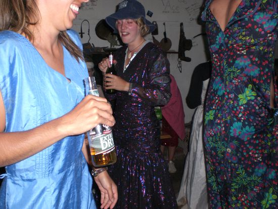 schließlich entscheiden wir uns nach ein paar Bier, die Party zur Kostümparty umzufunktionieren...da machen wir doch gleich mit...down under ist halt nichts zu peinlich...